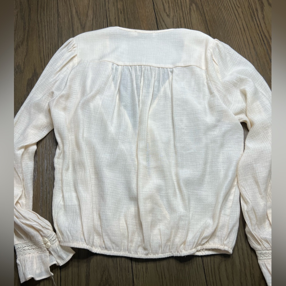 Beautiful Bohemian beige long-sleeve deep-cut cinched at the wrist top by Lush. - Picture 4 of 6
